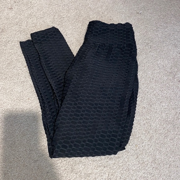 Sold: Infamous tik-tok leggings - with scrunched back for flattering lift - Picture 2 of 2
